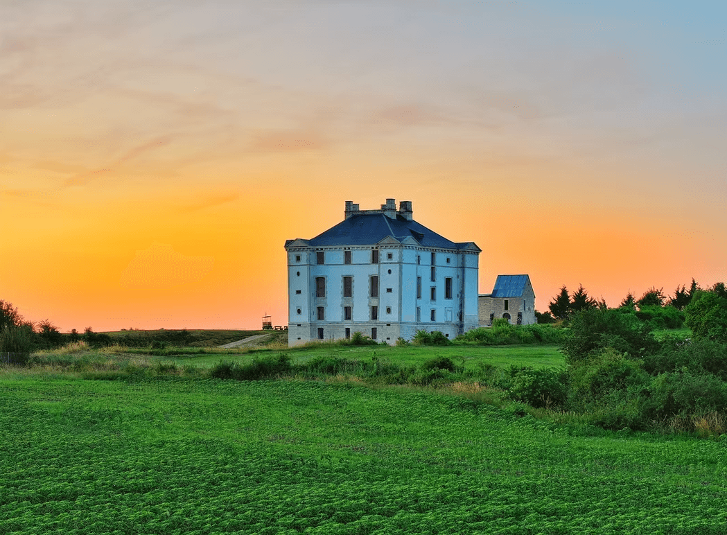 Les couchers de soleil de Maulnes : quand la pierre et la vigne se donnent rendez-vous