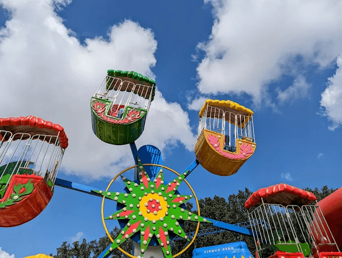 Le Cirque Star pose son chapiteau d'été au Chapiparc de Piffonds@clauderichard