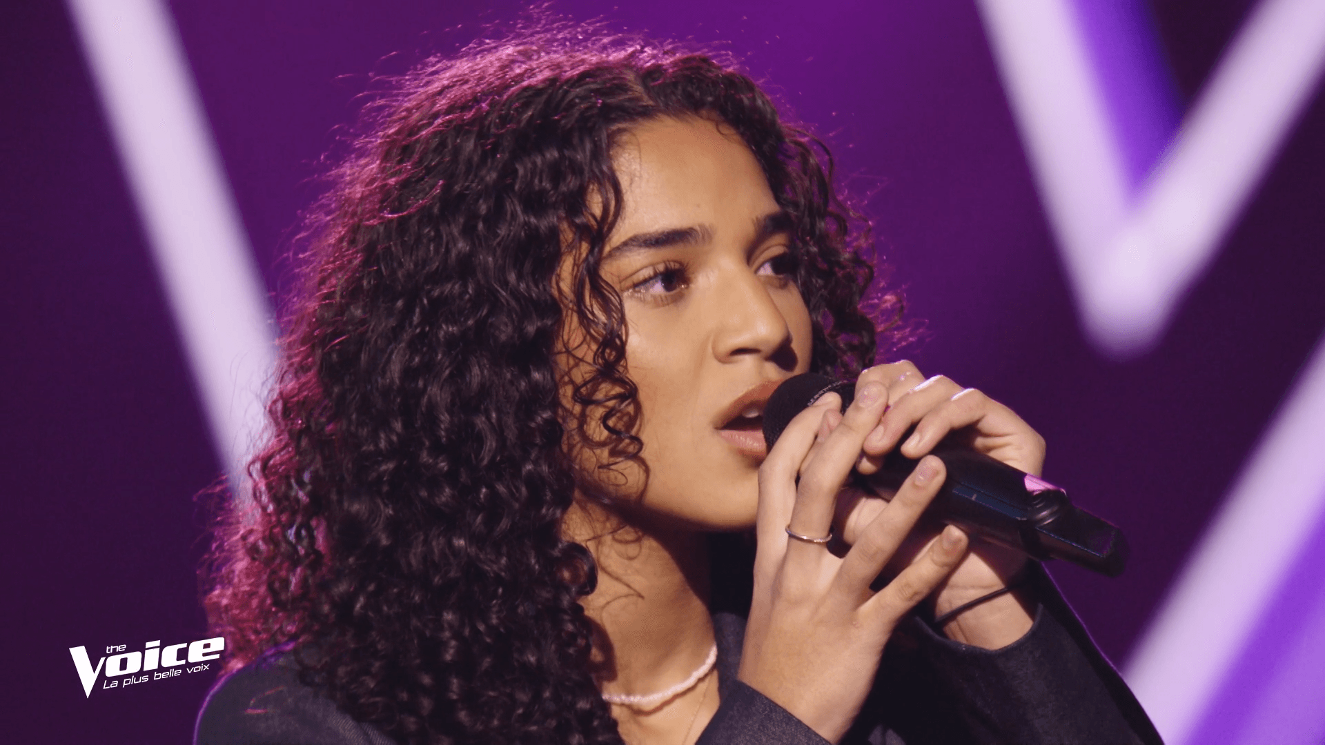 Ibtissem, une voix d'Auxerre sur la scène de The Voice : l'aventure ne fait que commencer (Crédit Photo ITV/TF1)