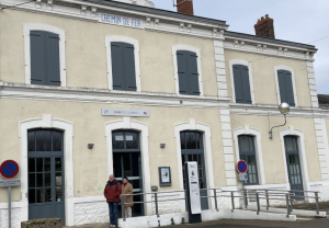« La Région Bourgogne Franche-Comté a pris connaissance des sérieuses perturbations se déroulant entre Clamecy et Corbigny sur les lignes ferroviaires, du fait de la fragilisation de celles-ci inhérentes à la chaleur. Des perturbations, annoncées par « SNCF Voyageurs ». Elle demande à l’Etat de ne pas faillir à ses engagements et d’assurer l’entretien de ces lignes, vitales pour le transport collectif dans le Morvan… ».