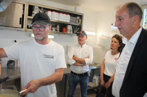 « En visite chez le boulanger-pâtissier de Chevannes Laurent BISSON, le président du Conseil départemental de l’Yonne Grégory DORTE croit en l’attractivité territoriale incarnée par l’artisanat et les commerces de proximité. Une découverte enrichissante où la passion du métier était au rendez-vous… ».