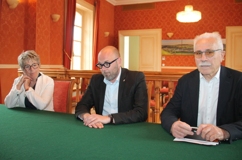 « C’est un Nicolas SORET serein mais déterminé qui est apparu face à la presse lors de sa première conférence en qualité de prétendant à la députation sur la troisième circonscription sous la bannière du Nouveau Front Populaire. Même s’il le dit lui-même, il reste avant tout un socialiste pur jus et fidèle à ses convictions ; ce que confirmera la présidente de la Région BFC Marie-Guite DUFAY venue l’encourager… ».