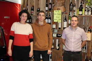 « Appliquant une politique tarifaire à prix doux autour d’arrivages hebdomadaires, DESTOCK APERO et VIN occupe une place à part dans l’univers des commerces distribuant les vins et spiritueux grâce à l’originalité de son concept. Avec des produits issus d’invendus, de vide-caves ou de partenariats en direct avec les vignerons : la stratégie d’Anthony GOULIER (à droite)… ».