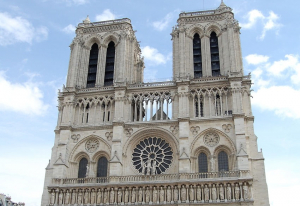 « Notre-Dame de Paris a retrouvé ses fastes après cinq longues années de travaux. Une manifestation où l’Etat a dirigé la reconstruction de cet édifice séculaire, servant les œuvres de l’Eglise, qui méritait amplement un discours…à l’intérieur de l’édifice ! ».