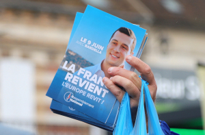 « Le « big-bang » électoral n’a pas juste déplacé les plaques tectoniques du vote, il a aussi refaçonné la géographie du pays. Aujourd’hui, une France de l’ombre, lointaine et anxieuse regarde une France « vitrine » connectée et protégée. Et entre les deux, plus de partis passerelle incarnant les aspirations d’avenir ou les colères du présent...La France des villes contre la France des champs, celle d’Emmanuel MACRON contre celle de Marine Le PEN… ».