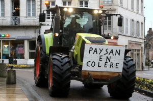 « On connaît la formule : le malheur des uns fait le bonheur des autres ! Après la signature des accords du MERCOSUR, le monde agricole semble partagé sur la suite à donner à ces rapprochements commerciaux. Si les agriculteurs, céréaliers et éleveurs, font grise mine vis-à-vis de l’importation, quid des viticulteurs qui s’ouvrent une voie royale à l’exportation de leurs produits vers un nouveau marché de 260 millions de consommateurs ! ».