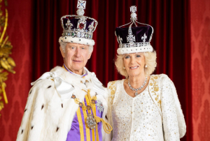  « La retraite, il ne connaît pas ! A 74 ans, Charles WINDSOR laisse officiellement de côté son titre princier pour celui de roi, succédant ainsi à la défunte reine Elisabeth qui a régné plus de 70 ans. Son couronnement a eu lieu ce samedi 06 mai à Londres… ». 