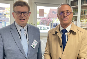 « La branche maladie de la Sécurité Sociale, représentée par Thierry GALISOT et Gilles BROSSARD, respectivement directeur-adjoint et directeur de la CPAM de l’Yonne, a célébré le 80ème anniversaire d’une vieille dame qui assure la protection sociale de nos concitoyens. Un système au centre des débats dans notre société… ».