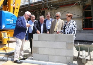 « Le nouvel IBIS Budget sera opérationnel dès le mois de juin 2018 : d’ici là, le chantier va se poursuivre après la pose de la pierre symbolique par les élus… ».