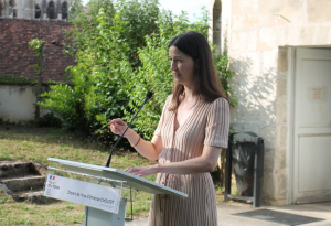 « On la connaissait pour ses aptitudes à gérer les situations de crise et sa qualité relationnelle fruit de ses passages dans des pôles de communication, la sous-préfète et directrice du cabinet de la préfecture de l’Yonne Clémence CHOUTET, fidèle aux principes du service public, a rejoint au 01er juillet les services du Premier ministre dans la capitale avec une mission spéciale sur la préparation des futurs Jeux Olympiques d’hiver, accueillis dans les Alpes en 2030… ».