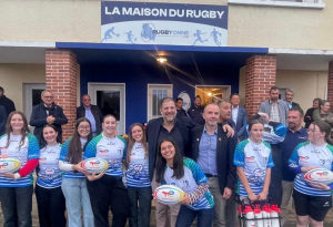 « Entre TotalEnergies et le milieu rugbystique, c’est une relation forte qui ne cesse de s’accroître depuis plusieurs années ! Profitant de l’inauguration de la Maison du rugby à Migennes, la compagnie multi-énergies a récompensé avec le média « Midi Olympique », l’équipe des « P’tites Lyonnes » pour leur brillante saison les menant jusqu’en finale à X en junior cette année. Avec une belle dotation d’équipements à la clé ! ».