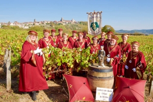 « Entre Vézelay et le vin, c’est une longue histoire d’amour. En prenant part aux festivités de la Saint-Vincent Tournante de Bourgogne, les 26 et 27 janvier, c’est une formidable opportunité de se ressourcer parmi la richesse patrimoniale et goûteuse de ce terroir, fait de spiritualité et d’authenticité. Et surtout de faire honneur à la nouvelle appellation d’origine contrôlée (AOC) village de Vézelay ! ».