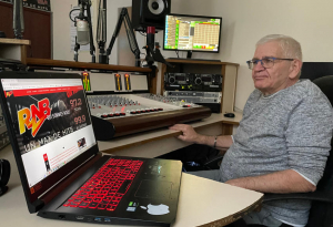 « Aux commandes de RNB (Radio Nord Bourgogne), et ce depuis 34 ans, Alain DEBENNE, passionné de musique et de bandes FM qui perpétue à sa manière l’esprit des radios libres issues de la mouvance idéologique des années 80. RNB regarde devant elle à l’aune de 2024 : la station, accueillie à Pont-sur-Yonne, vient de se doter d’un site Internet newlook, ergonomique et esthétique, concocté par la société de services, CREATIVE COCKTAIL…De quoi toucher de nouveaux auditeurs en les fidélisant… ». 