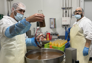 « Ca y est : les férus de l’action sociale proposée par le Lions Club Auxerre Phoenix depuis plusieurs années (« La Soupe des Chefs ») pourront bientôt se régaler en achetant les bouteilles aux couleurs automnales renfermant les excellents potages réalisés par une petite dizaine de chefs généreux de notre terroir. Ce sera le 09 novembre prochain. En attendant, les équipes de FESTINS étaient à pied d’œuvre pour en assurer l’embouteillage ce week-end… ».