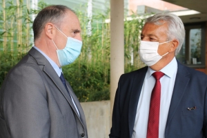 « Pas de perte de temps pour le président du Département Patrick GENDRAUD en compagnie du directeur académique des services de l’Education nationale Vincent AUBER ! Dès 8h30, ce mardi au collège Paul Bert à Auxerre, les deux interlocuteurs devisaient sur l’ambiance de cette rentrée scolaire si particulière sous le signe de la distanciation physique et des gestes barrières… ».