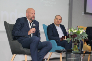 « A la tribune du plateau conférence de la rentrée économique de l’UIMM et du MEDEF de l’Yonne à Auxerre, le chef d’entreprise David CHOMAT a livré un témoignage poignant et d’une rare intensité émotionnelle à l’auditoire. Un bel exemple de résilience et de combat face à l’adversité… ».