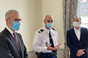 « Le premier contrat d’engagement et de sécurité, synonyme de réciprocité entre l’Etat, la Ville et la Gendarmerie nationale a été signé ce mardi après-midi à Tonnerre. Il s’inscrit dans le cadre du programme « Petites Villes de Demain » où le volet sécuritaire est fondamental… De gauche à droite : le préfet Henri PREVOST, le colonel Christophe PLORIN et le maire de Tonnerre Cédric CLECH ».