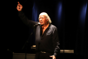 « Ancien pilote de courses automobiles, Thierry MAGNE s’est reconverti brillamment dans la chanson à texte, celle où les mots prennent tout leur sens et apportent du grain à moudre à la réflexion…L’auteur-compositeur interprète a enchanté le public de La Closerie ».