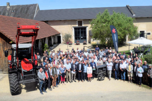 « Les aficionados français des tracteurs FERGUSON se sont retrouvés en nombre (ils étaient plus de 150) lors de leur récente assemblée générale organisée dans l’Yonne à FESTIGNY. On y notera la présence du député André VILLIERS, lui-même agriculteur… ».