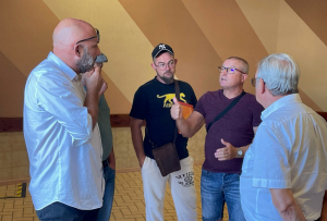 « Dix-sept élus de l’Agglomération de l’Auxerrois ont répondu positivement à l’invitation du maire d’Augy Nicolas BRIOLLAND, instigateur de cette première rencontre avec des représentants des éboueurs grévistes. Une rencontre jugée conviviale et constructive par ses participants. Une réunion pour mieux préparer le terreau à la sortie de crise ? ».