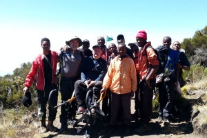 « Les neiges du Kilimandjaro ne seront plus un mythe pour l’élu breton Yann JONDOT et le sportif de l’extrême Arnaud CHASSERY embarqués ensemble dans une folle aventure à la cause des personnes à mobilité réduite… ».
