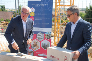 « Pose de la première pierre, lundi en milieu de matinée à Auxerre, pour la filiale favorable à l’habitat social du groupe « Action Logement », HABELLIS, avec le projet de construction d’une résidence de 21 logements, rue du Girard Cailleux. Son président, Jean-François BUET, et le président-maire d’Auxerre, Crescent MARAULT, officialisent l’engagement en faveur du lien emploi/logement… ».
