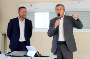 « Le président-maire de l’Auxerrois Crescent MARAULT a proposé un large tour d’horizon de l’actualité sociétale et économique lors de son premier rendez-vous avec les Auxerrois, prélude à un cycle de rencontres, vendredi soir dans le quartier de Saint-Siméon. Avec en exclusivité l’annonce de la reprise de l’ancien Intermarché par l’enseigne d’outre-Rhin, LIDL ! Il a ensuite répondu aux nombreuses interrogations… ».