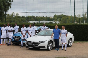 « L’équipe première de l’AJ Auxerre prend la pose aux côtés de la nouvelle berline de Volkswagen, Arteon, commercialisée en France depuis quelques mois… ».