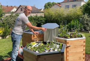 « Il y a peu de concurrence et le marché est porteur en France : l’aquaponie offre un système équilibré qui favorise une production de produits frais (légumes, fruits, fleurs) et de qualité, animale et végétale, pouvant faire avancer ses adeptes sur le chemin de l&#039;autonomie alimentaire. Il faudra compter entre 7 000 à 8 000 euros pour posséder un tel système à domicile…un jardin à visée thérapeutique, selon Guillaume du GARDIER, à la tête de la startup « A river in the Garden » ».
