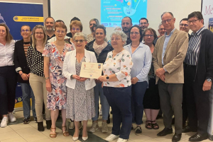 « Par ce don généreux de 4 500 euros, fruit de la 6ème « Soupe des Chefs » organisée lors de la Foire Saint-Martin, le Lions Club Auxerre Phoenix souhaite redonner le sourire aux petits malades du Centre hospitalier local. Là où interviennent les membres de l’association « Mission Sourire », soutenus par le club service et ses partenaires… ».