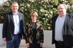 « Aux côtés de Benoît VECTEN, président de l’UDAF de l’Yonne, et de son directeur, Jean-Pierre MASCLET, la présidente de l’Union nationale des Associations Familiales, Marie-Andrée BLANC a expliqué les enjeux de cette présidentielle vue sous le prisme familial en s’appuyant sur quinze propositions faites aux candidats... ».