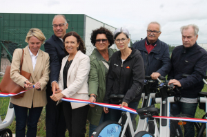 « L’édile de Monéteau Arminda GUIBLAIN est satisfait de l’ouverture officielle de la quatrième station de point de récupération de cycles électriques proposés à la location en courte et longue durée dans le cadre du programme de valorisation de la mobilité douce, « AuxR_M Le Vélo ». L’Auxerrois dispose désormais de 56 stations… ».