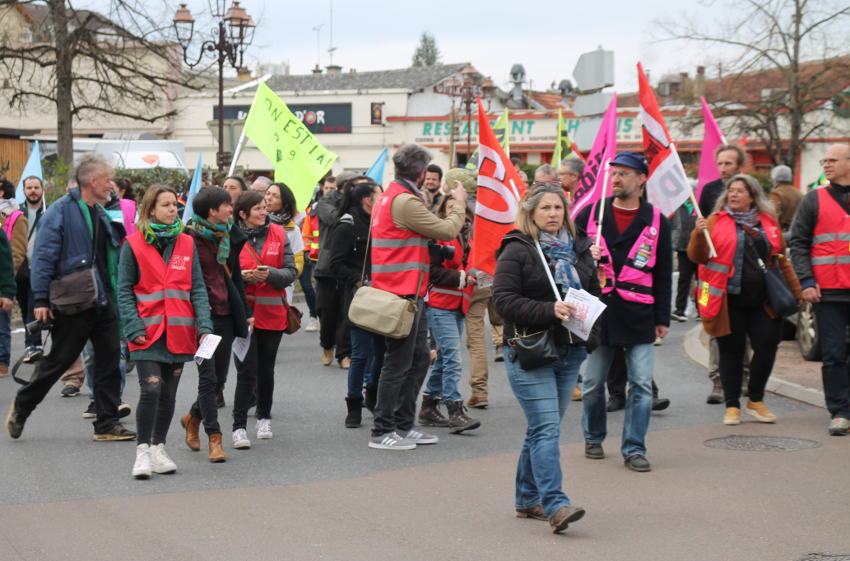 Ils ne lâcheront rien après le 49.3 : les opposants à la réforme occupent le Rond-Point de Paris à Auxerre