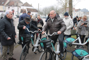 « Un bel exercice d’exemplarité que nous a proposé là, le président du Grand Sénonais, Marc BOTIN, en chevauchant son cycle à assistance électrique, après avoir inauguré le nouveau concept de mobilité douce de l’intercommunalité, les « Brennus à vélo » ! Une centaine de cycles sont répartis dans dix-huit stations d’entreposage… ».