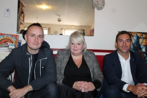 « Trois élus du Rassemblement national ont tenu une conférence de presse pour rappeler à l’opinion que l’une de leurs priorités n’était autre que la défense de la cause animale. Présents dans l’Yonne, la députée européenne Aurélia BEIGNEUX et le représentant du bureau national, Christopher SZCZUREK (à gauche) sont venus soutenir le président du groupe RN à la Région, Julien ODOUL, dans sa démarche d’opposition au fonctionnement de l’élevage de chiens de MEZILLES… ».