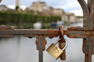 « Comme à Paris, les premiers cadenas d’amour ont fait leur apparition sur la passerelle qui enjambe l’Yonne à Auxerre. Une preuve d’amour éternel qui ne craint pas la rouille ? ».