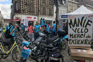 « Seul hic sur le parcours des cyclistes à Auxerre : la rue du Pont. Elle comporte une « zone de rencontre » entre la rue du Puits des Dames et la rue Ambroise Challes : c&#039;est-à-dire un tronçon où les automobilistes circulent dans un seul sens. Mais les cyclistes dans les deux ! Un dispositif méconnu des automobilistes par manque de signalisation… ».