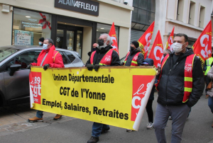« A l’appel de la CGT, FO, FSU et Solidaires, ainsi que du PC, le cortège de manifestants en faveur de la préservation de l’emploi et la hausse des salaires s’est ébranlé à Auxerre depuis la place de l’Arquebuse, convergent vers le cœur de ville. Des slogans hostiles à la gouvernance se sont élevés dans le ciel. Qui les entendra ? ».
