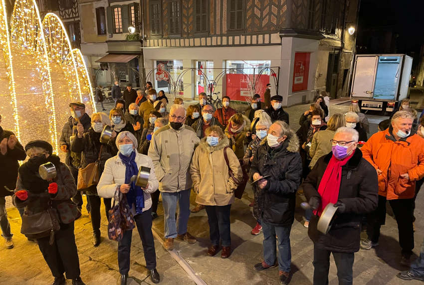 Un tintamarre de protestations devant l’hôtel de ville à Auxerre : des casseroles pour exiger la démission du maire