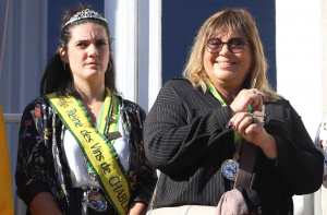 « Une chaleur encore estivale pour accompagner la 76ème édition de la Fête des vins de Chablis ! Cela n’aura pas gêné la marraine de cette année, l’actrice Michèle BERNIER, de profiter pleinement de cette escapade icaunaise, en présence des « Piliers Chablisiens » et de Guy ROUX ! ».