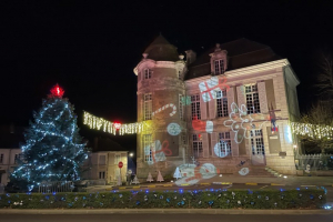 « Il est venu le temps de la trêve des confiseurs et de la magie de Noël ! Pour les chrétiens comme pour les autres croyants ou les athées ! Une magie qui touche encore petits et grands à travers ses nombreuses traditions auxquelles contribuent pleinement les collectivités locales en décorant leurs rues et édifices. Un Noël de plus en plus complexe face à la brutalité d’un monde très perturbé…Qu’importe ! Joyeux Noël à toutes et à tous ! ».