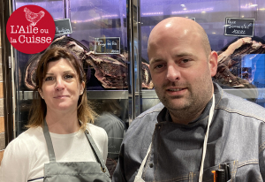 « Laëtitia et Guillaume se distinguent par leur originalité et la gourmandise de leurs plats à « La Table du Boucher », un concept insolite faisant office de boucherie-charcuterie et de lieu de dégustation sur place. A découvrir pour celles et ceux qui désirent casser une croûte dès le début de matinée… ».