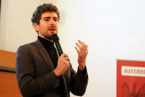 « Dans un monde saturé d’urgences, de réseaux et de relativisme, « Gouverner l’avenir » sonne comme un appel au sursaut. Redonner du temps, du sens et du courage à l’action publique, tel est le pari de ce haut fonctionnaire, Clément TONON face aux auditeurs des « Conversations de l’Abbaye », qui croit encore à la politique comme art de la durée… ».