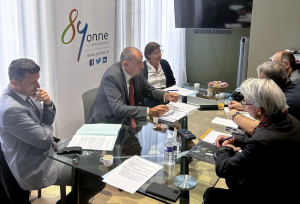 « Le Département de l’Yonne déploie le dispositif d’accompagnement des bénéficiaires du RSA depuis le 02 juin en engageant une nouvelle phase de son action sociale avec la mise en place progressive de cette mesure proposant de 15 à 20 heures hebdomadaires d’activité pour les bénéficiaires du Revenu de Solidarité Active (RSA). Un dispositif expliqué par le président Grégory DORTE et Sonia PATOURET, la première vice-présidente en charge de l’insertion par l’emploi face aux journalistes… ».