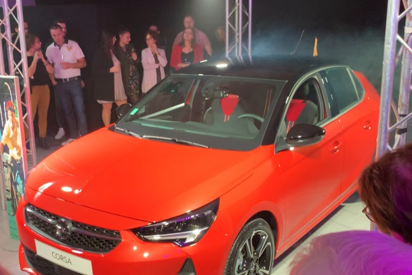 « Plus de cent-cinquante personnes, clients et prospects, ont été conviées par le groupe AMPLITUDE au lancement de la nouvelle variante de la Corsa. Un véhicule qui sera désormais pourvu d’une motorisation électrique dont les premières commandes affluent… ».