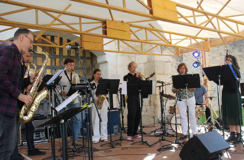 Le « Small Band » de l’EDMTPF ravit les férus de jazz à Druyes : petit par le nom, grand par la qualité musicale !