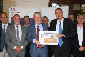 « La charte d’engagement en faveur d’une alimentation durable et de qualité a été signée par huit EPCI de l’Yonne mais également l’Etat, le Conseil départemental et les chambres consulaires. Objectifs : la lutte contre le gaspillage alimentaire, développer les circuits courts, éduquer à une alimentation saine et de qualité pour tous ! ».