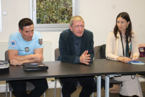 « La sécurité, c’est l’affaire de tous ? Oui, et surtout des citoyens responsables qui n’hésitent pas à rejoindre le dispositif de participation citoyenne dans les communes de l’Yonne. A l’instar de celle de Gurgy qui vient d’intégrer deux nouvelles personnes dans le dispositif. Le préfet de l’Yonne Pascal JAN est venu évaluer l’efficience du système en rencontrant le maire Cyril CHAUVOT et son équipe… ».