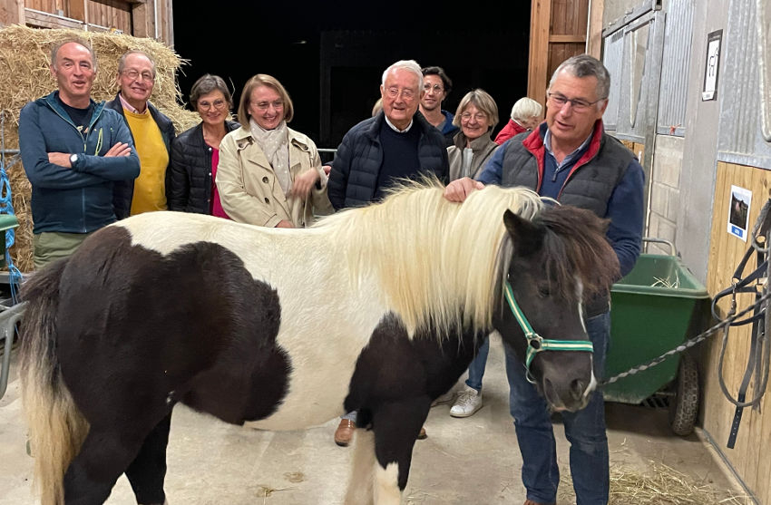 Le Rotary Club d’Auxerre finance un poney pour les jeunes enfants de l’EPNAK : tous en selle avec « Jolie Star » !