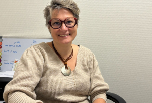 « Elle se qualifie comme étant une « guérisseuse » auprès des entrepreneurs en besoin de se reconnecter avec eux-mêmes : à la tête de son cabinet à Auxerre, Peggy PRINCE n’a qu’un seul objectif, permettre à sa clientèle de chefs d’entreprise et de cadres de renouer avec le succès. Une démarche identique qu’elle applique en parallèle avec le groupe de bénévoles des Sentinelles Casques bleus, soutenus par la CPME de l’Yonne… ».